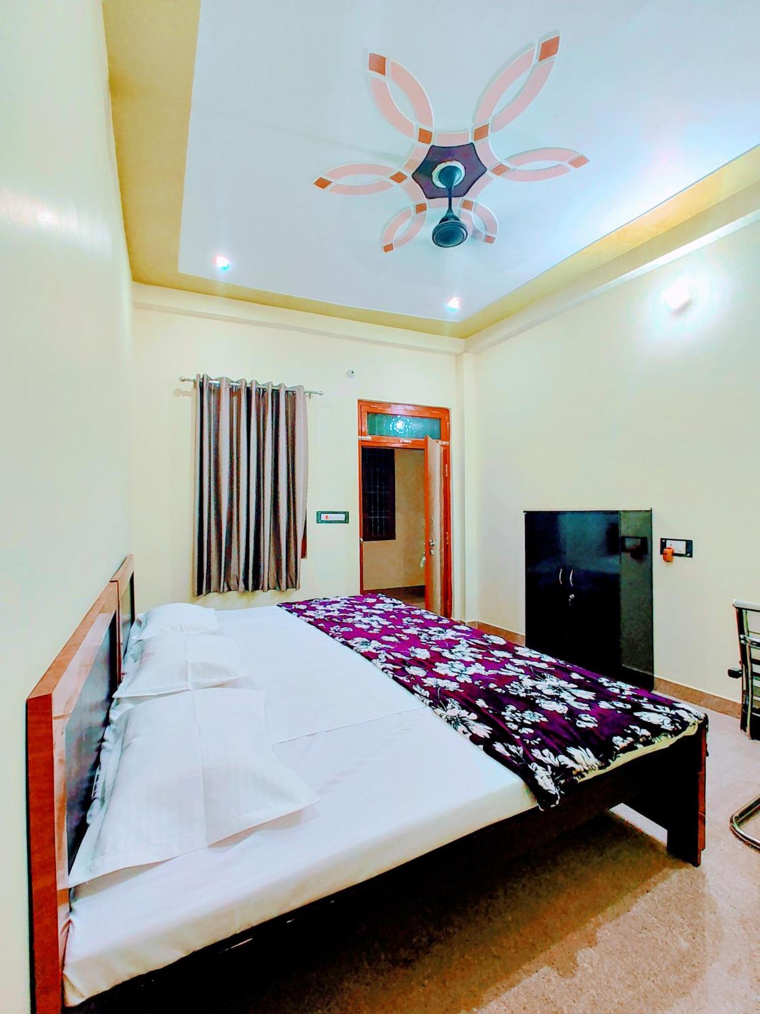 Hotel Raghukul Ayodhya Zewnętrze zdjęcie