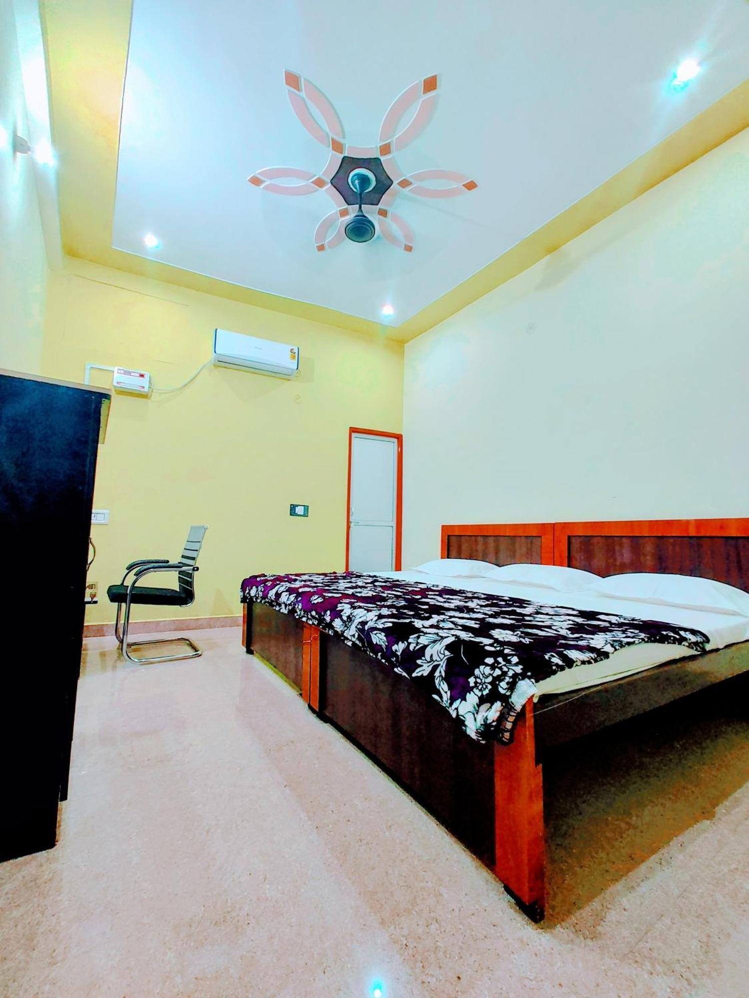 Hotel Raghukul Ayodhya Zewnętrze zdjęcie
