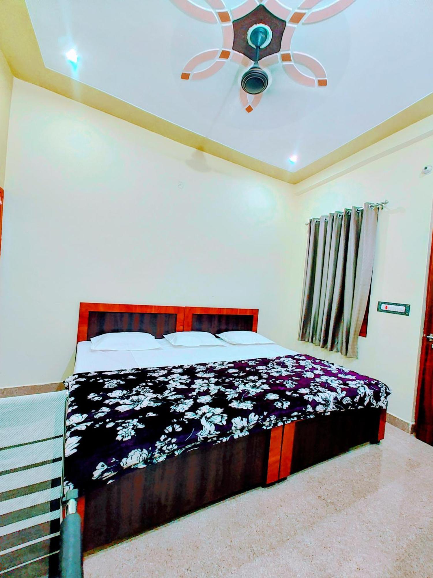 Hotel Raghukul Ayodhya Zewnętrze zdjęcie